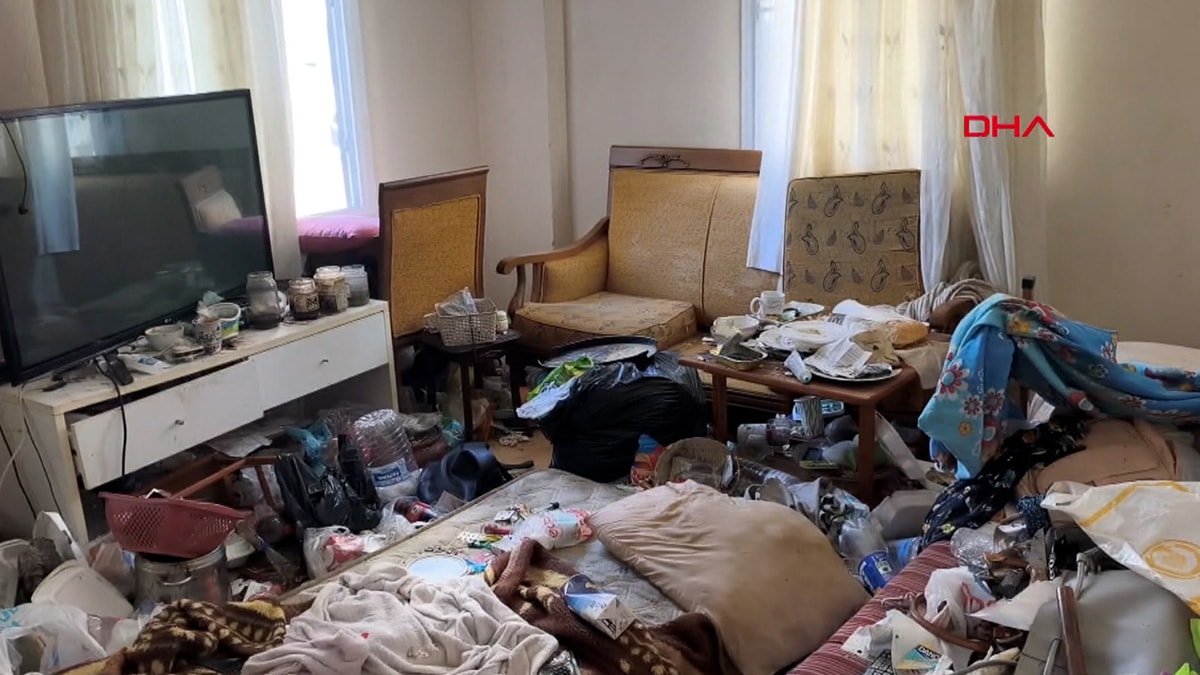 Kötü kokunun nedeni ortaya çıktı: Evden 5 kamyon çöp çıkarıldı