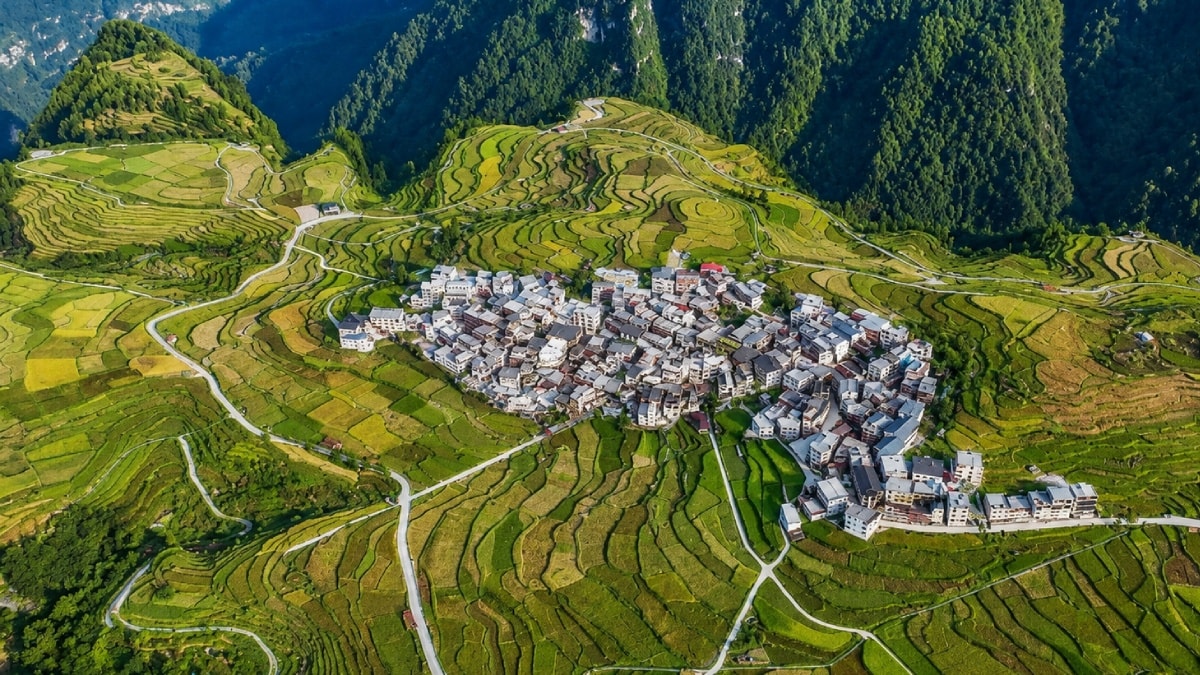 1.200 metre yükseklikteki köyde uçurumun kıyısında yaşıyorlar