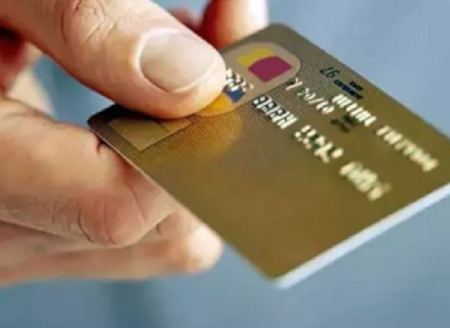 Kredi kartında bu sınırı aşanlar daha fazla ödeme yapacakKredi kartı limiti 50 bin TL’yi aşan kart sahiplerinde asgari ödeme oranı %20’den %40’a çıkıyor. Harcama tutarına bakılmaksızın toplam limit üzerinden uygulanan bu kural, ay sonunda ödenmesi gereken zorunlu nakit miktarını iki katına yükseltiy