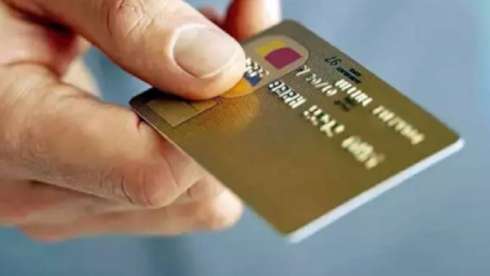Kredi kartı limiti 50 bin TL'nin üzerinde olanlara kötü haberYüksek limitli kredi kartı kullanan vatandaşlar için finansal maliyetler ve ödeme şartları zorlaşıyor. Limiti 50 bin TL'nin üzerinde olan kartlarda asgari ödeme oranının %40 olarak uygulanması ve yüksek faiz oranları, ekstre dönemlerinde k