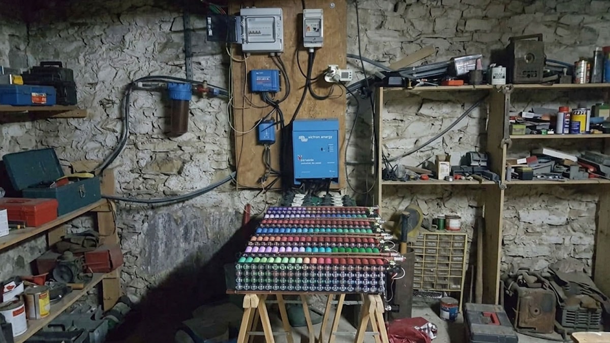 2016'dan beri evinin elektriğini çöpten üretiyor