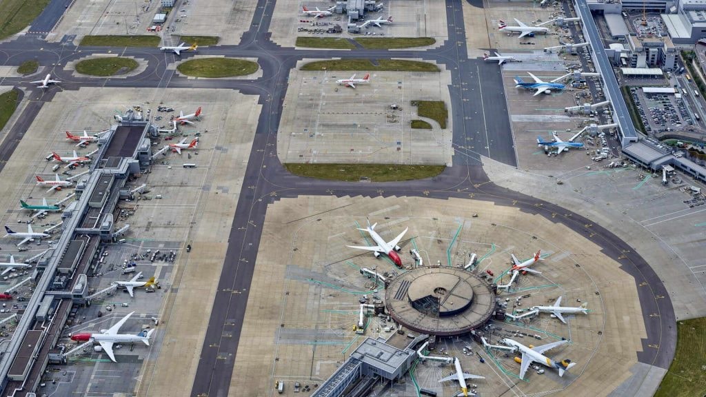 Londra göklerinde yürekler ağıza geldi: 9 uçak acil durum verdi