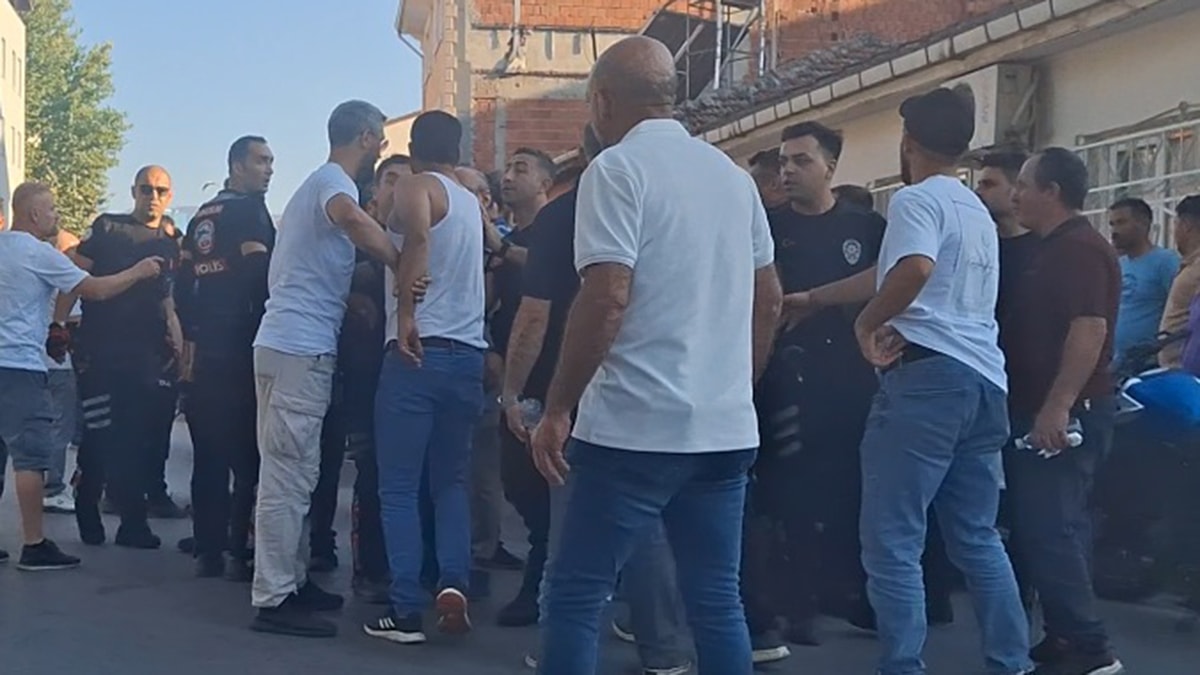Mahalleli birbirine girdi: Yaralılar var