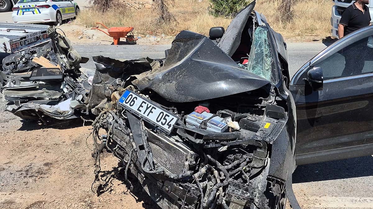 Malatya’da feci kaza: TIR’a arkadan çarpan otomobil hurdaya döndü