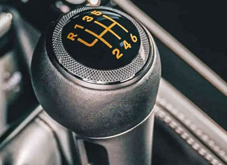Süper otomobil markası manuel vitese geri dönüyorMcLaren'ın, efsanevi F1 modelinden sonra ilk kez manuel şanzımanlı özel bir otomobil geliştirdiği konuşuluyor. "P50" kod adlı modelin 100 adetten az üretileceği, 2 milyon euronun üzerindeki fiyatıyla markanın en pahalı otomobillerinden biri olacağı sö