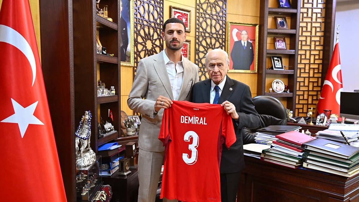 Milli futbolcu Merih Demiral, Bahçeli’yi ziyaret etti