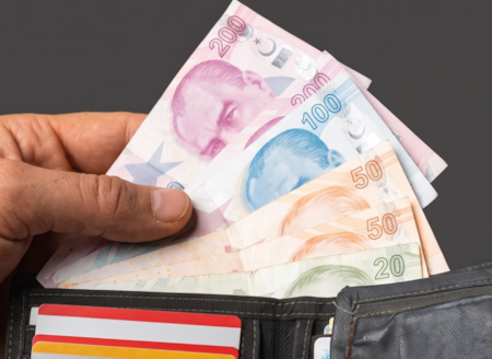 Nakit para devri kapandıGünlük ödeme alışkanlıklarındaki dönüşüm hız kazandı. Düşen alım gücü, banknotların satın alma kapasitesindeki değişim ve dijital altyapıların yaygınlaşmasıyla birlikte fiziksel para kullanımı minimum seviyeye geriledi. Vatandaşlar günlük harcamalarında tamamen kredi kartı, b