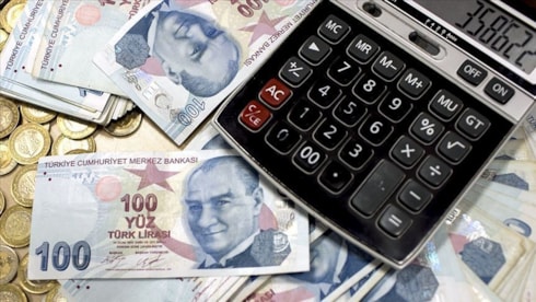 Alman devinden Türkiye ekonomisi için kötü senaryo uyarısıDeutsche Bank, artan jeopolitik riskler ve enerji maliyetlerinin dezenflasyon sürecini geciktirebileceğini belirterek Türkiye için 2026 yıl sonu enflasyon tahminini yüzde 30'a, politika faizi beklentisini ise yüzde 36'ya yükseltti.