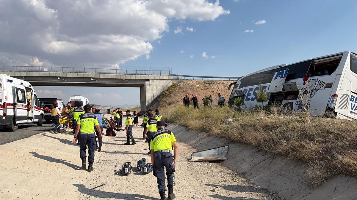 Yolcu otobüsü yoldan çıktı: Çok sayıda yaralı var