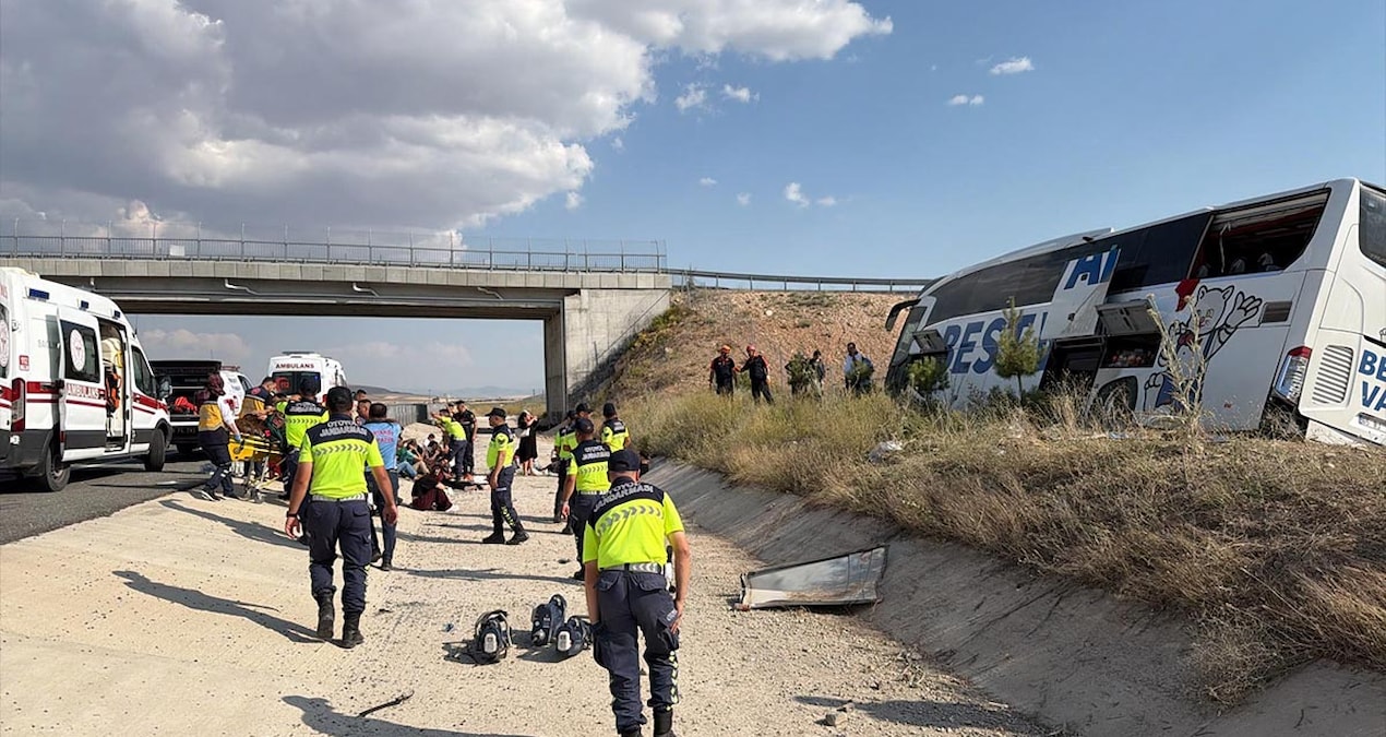 Aksaray'da yolcu otobüsü yoldan çıktı: Çok sayıda yaralı var