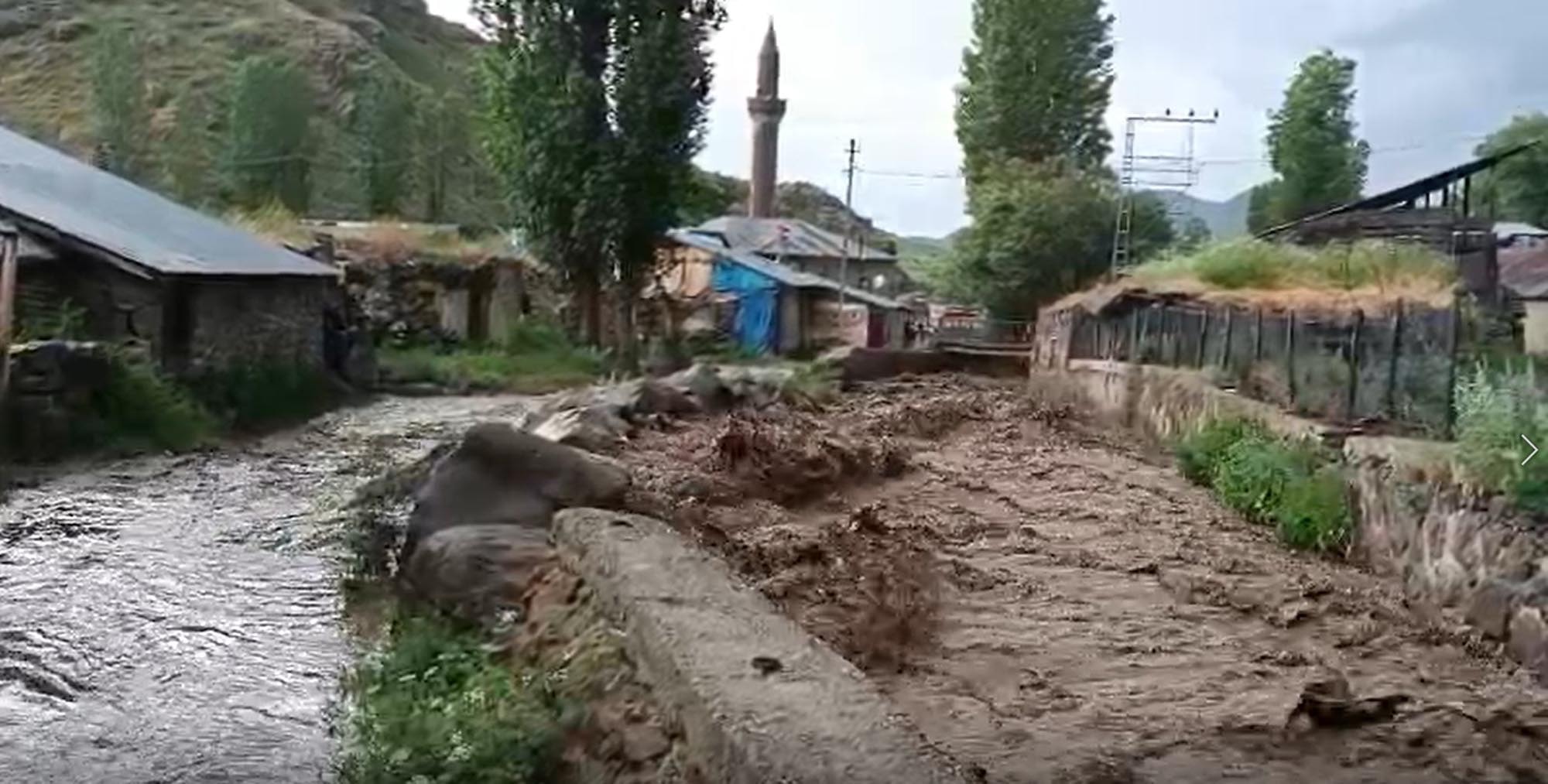 Erzurum'da sağanak sele dönüştü; evleri su bastı
