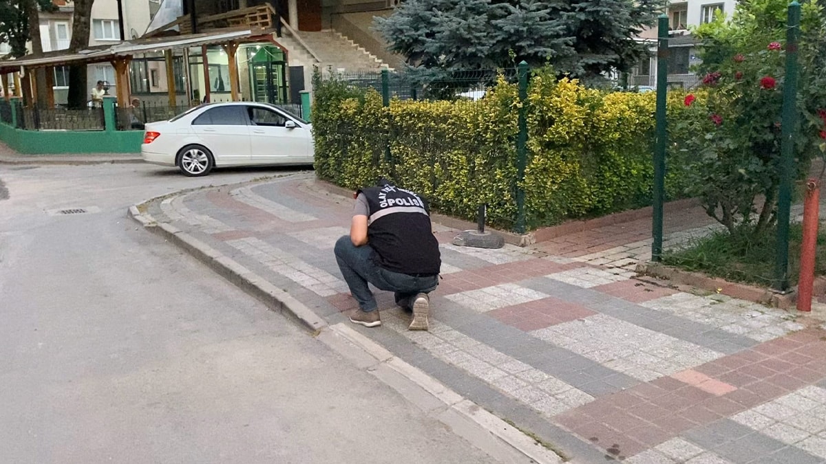 Sokakta yürürken önünü kesip silahla vurdular