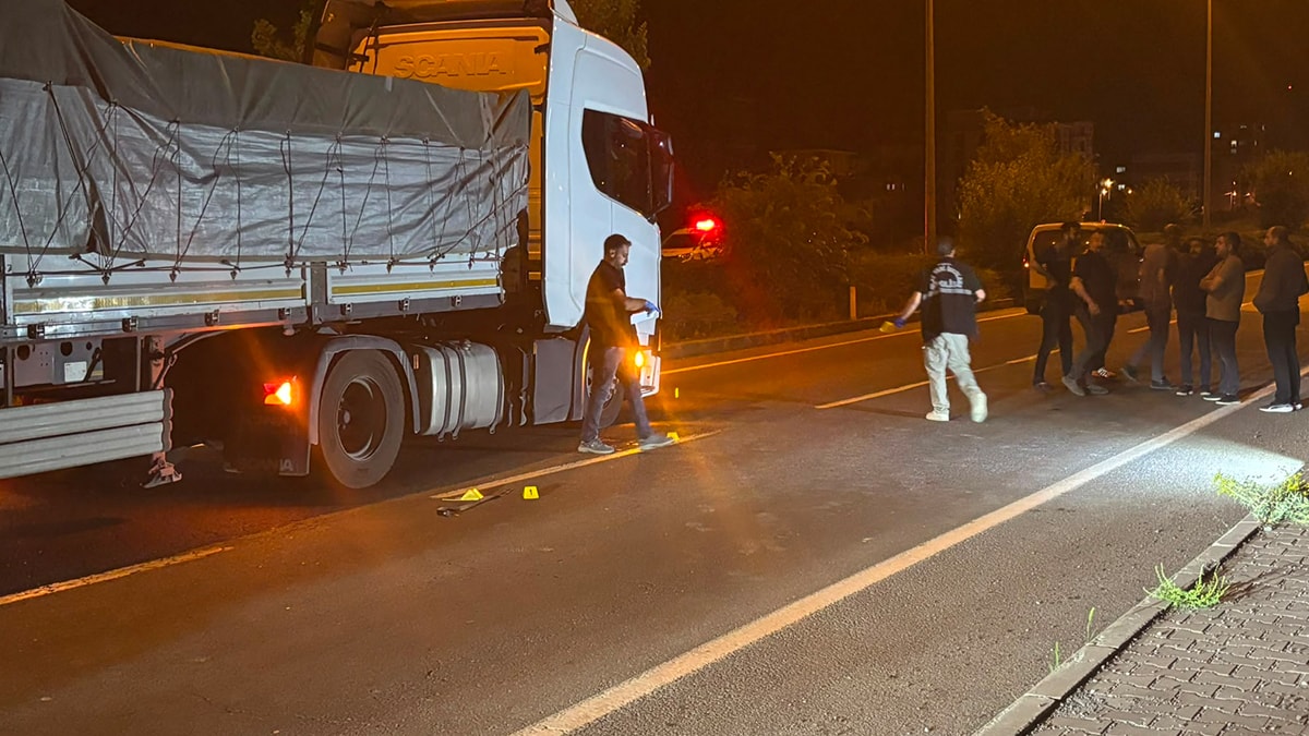 Ormanda iki grup arasında silahlı kavga! Polisten kaçarken TIR'ın altında kaldı