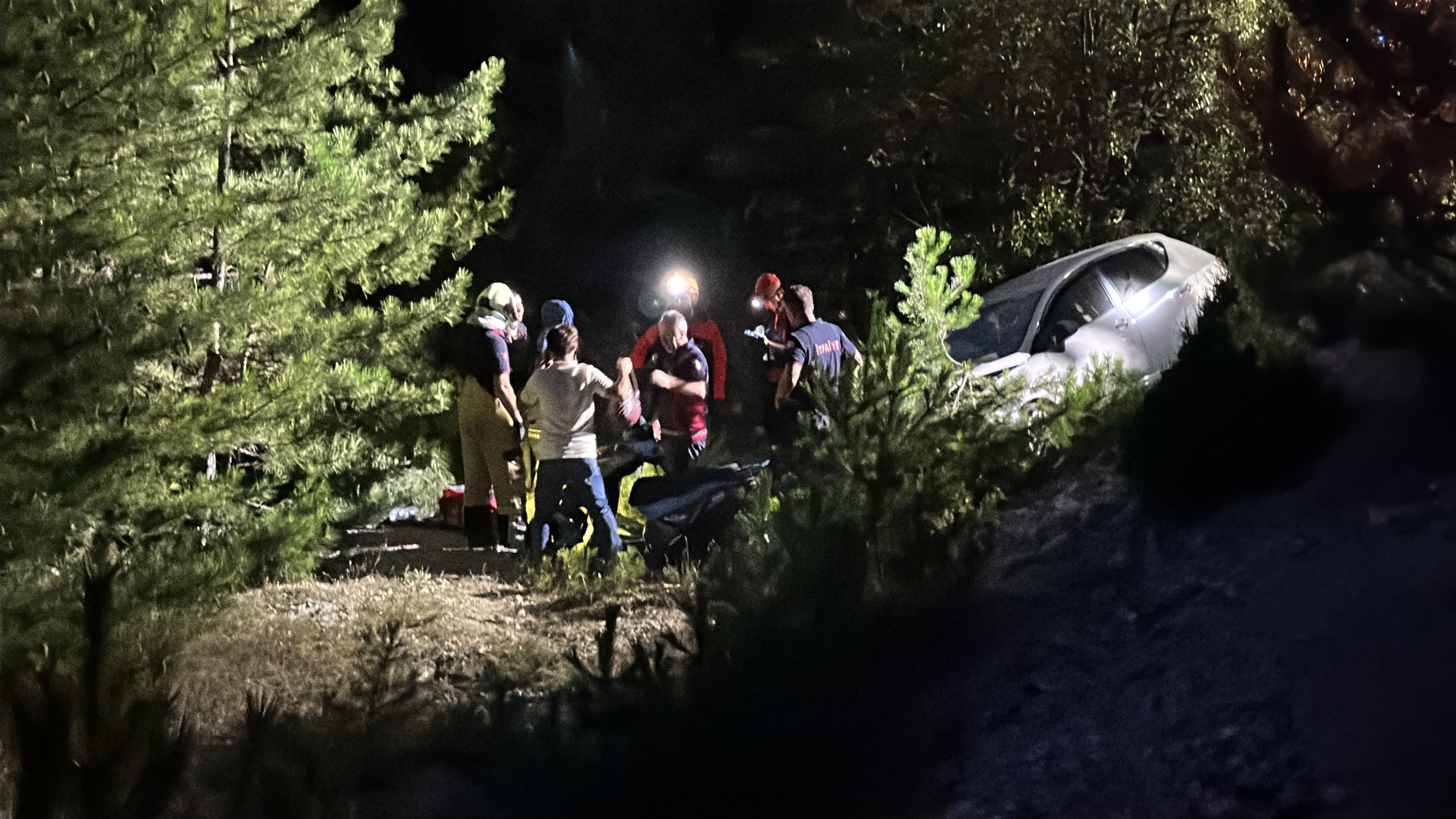 Kütahya'da otomobil ile motosiklet şarampole savruldu: 1'i ağır 5 yaralı