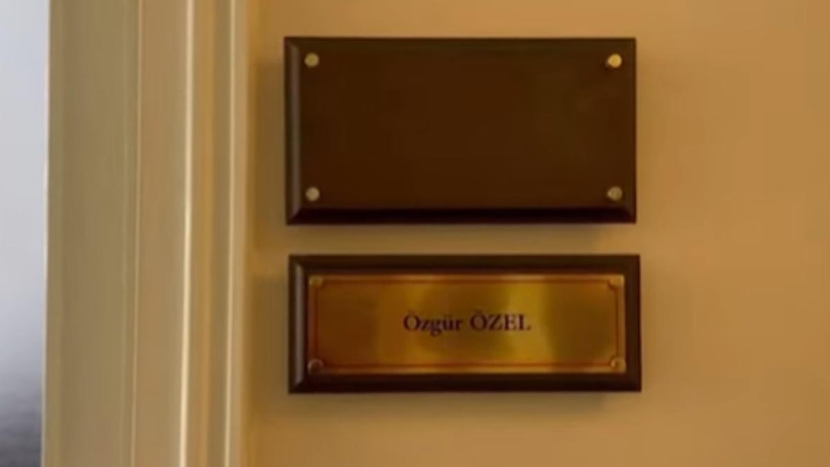 Meclis'te Özel'in adından CHP kaldırıldı