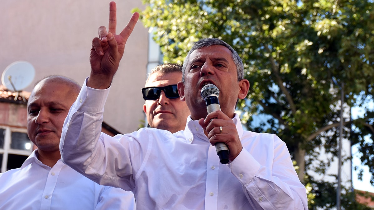Yeni parti öncesi Özgür Özel'in masasındaki iki farklı senaryo