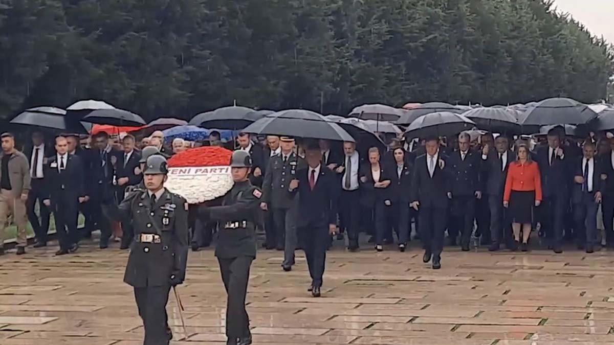Özgür Özel'den ilk ziyaret: Yeni Parti Anıtkabir'de Ata'nın huzurunda
