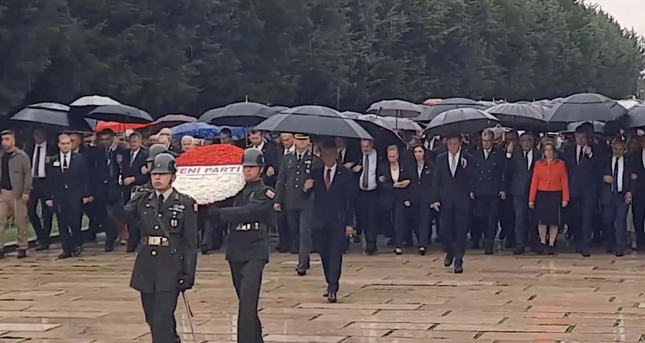Yağmur altında Anıtkabir'de tören mangası çelenk taşırken parti heyeti arkalarında yürüyor