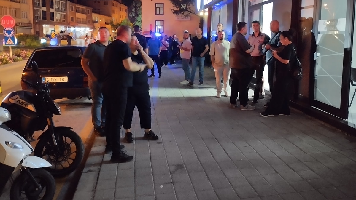 Apartmanın aydınlatması patladı, bina sakinleri kendini sokağa attı