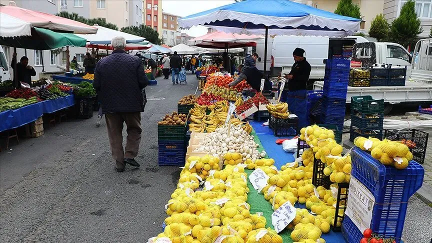 Yaz meyvesinin kilosu 300 liraya fırladı, emekli isyan etti