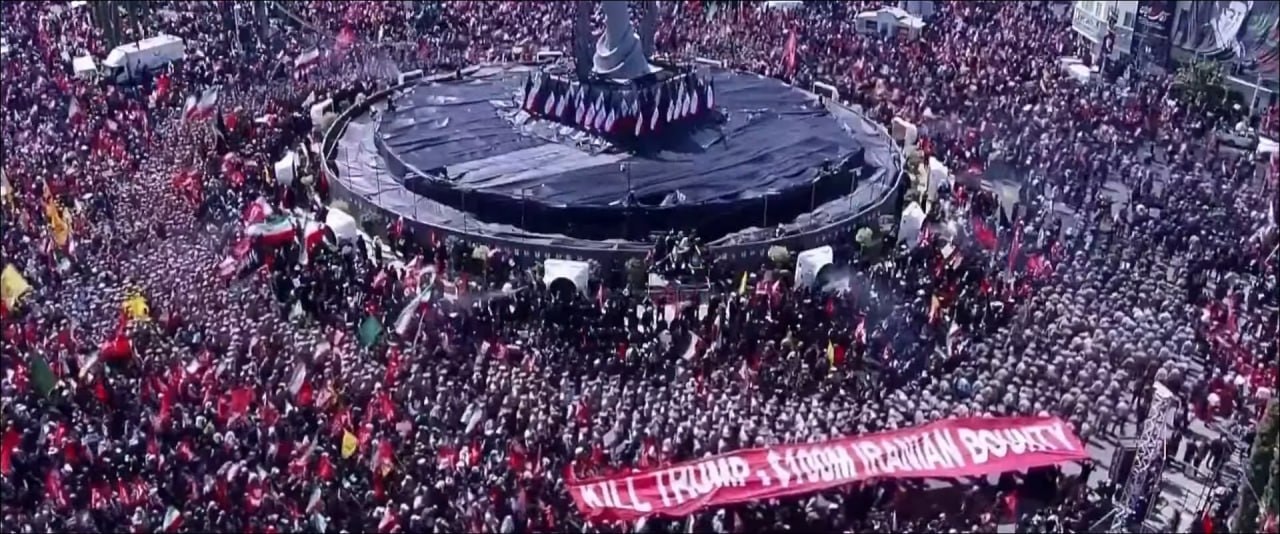 Hamaney'in cenazesinde 'Trump'ı öldürene 100 milyon dolar' pankartı açıldı