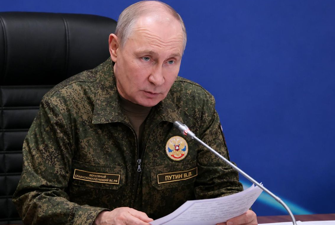 Putin NATO Zirvesi öncesi üniformayı giydi, gövde gösterisi yaptı