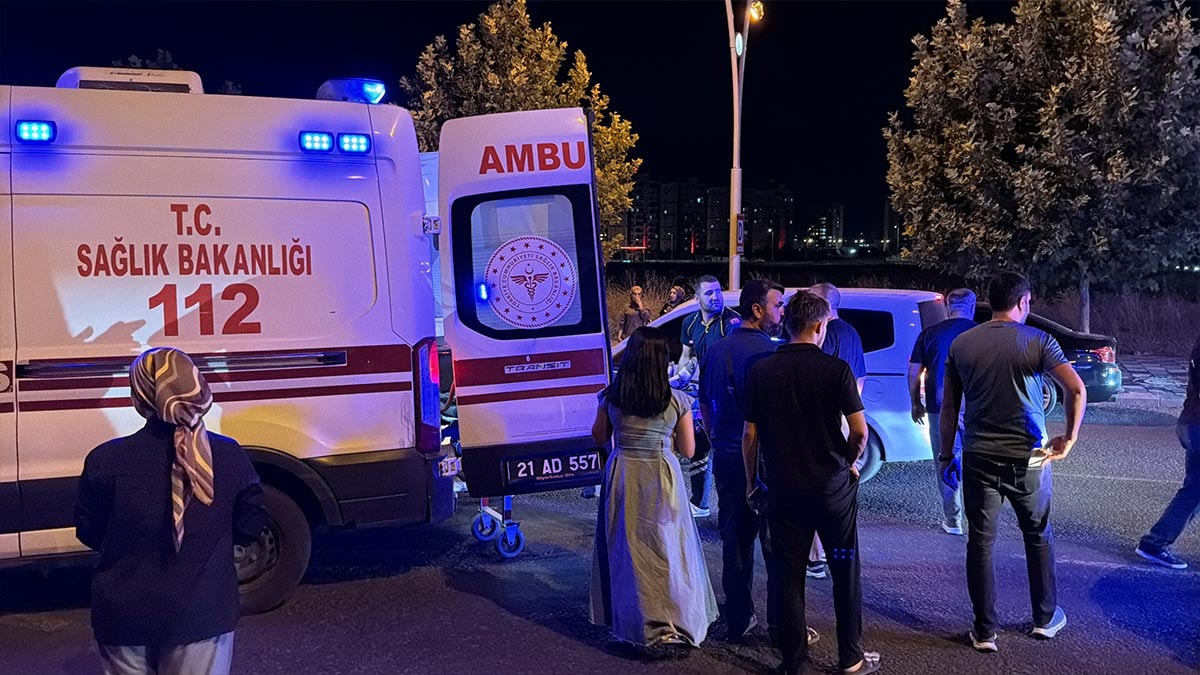 Bisikletiyle yolun karşısına geçerken taksinin çarptığı kadın yaralandı