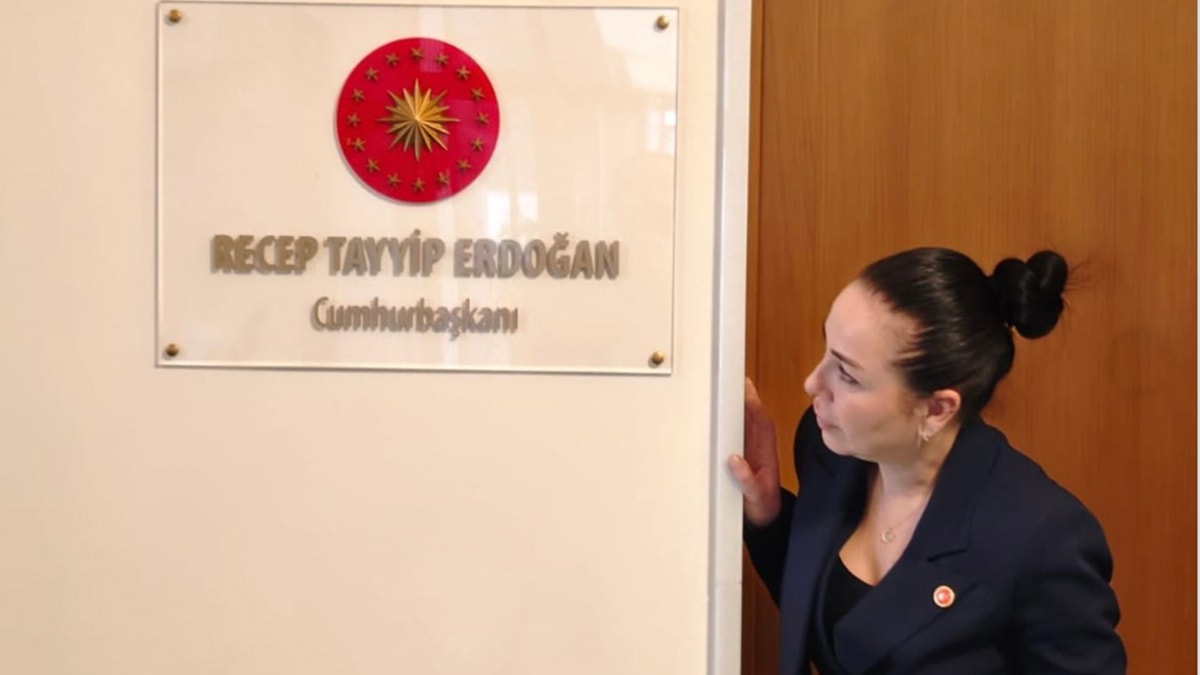 Kılıçdaroğlu’nu konuk eden esnafın ‘makam kapısı’ pozu