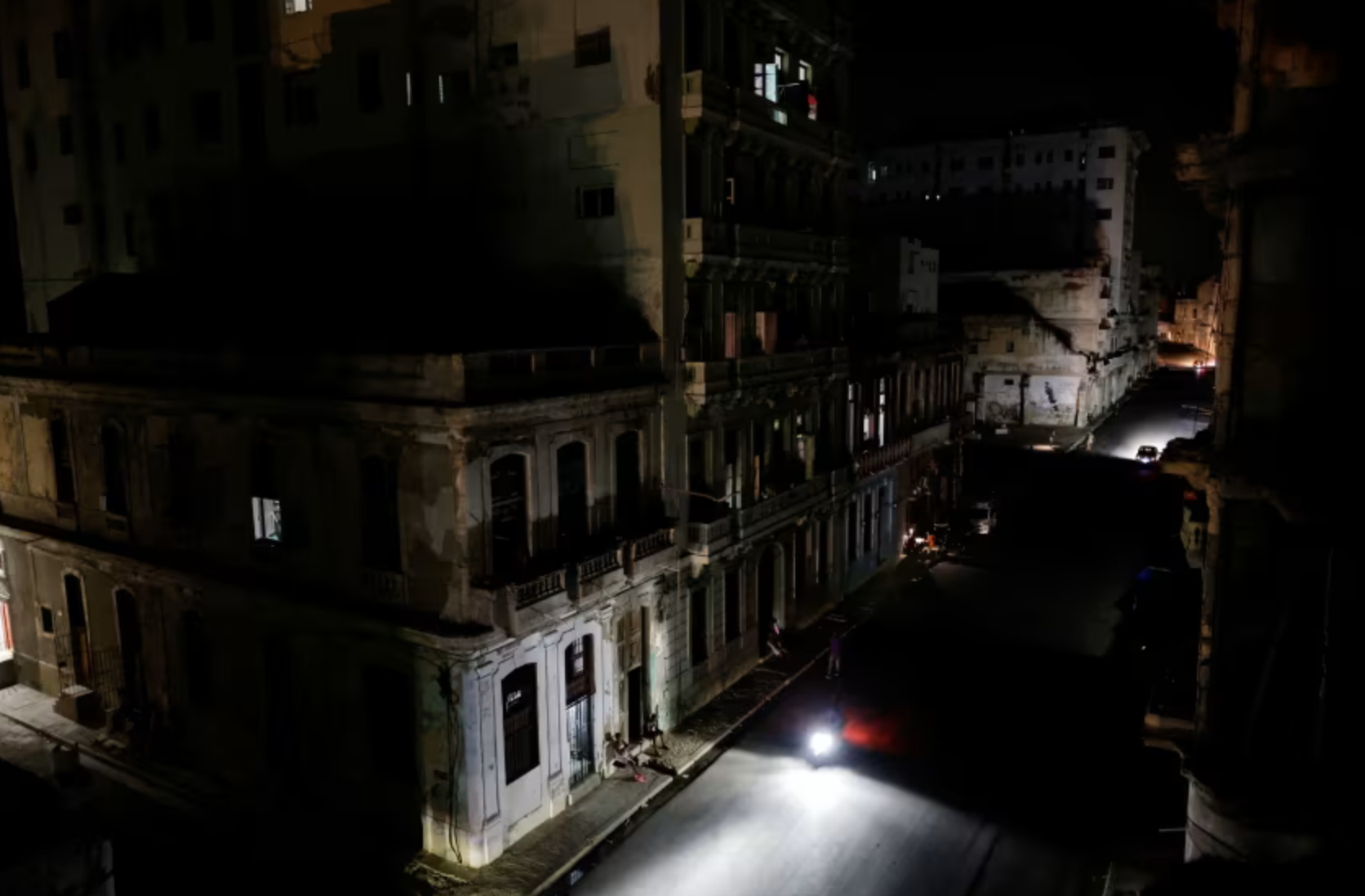 Elektrik lüks oldu: Bir ülke tamamen karanlığı gömüldü