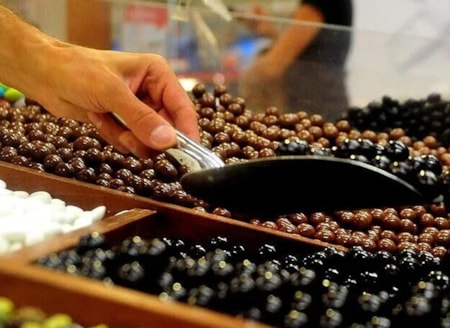 Türk şekerlemecilerden 55 milyar dolarlık hedefTürk şekerleme ve pastacılık sektörü, 55 milyar dolarlık dev ABD pazarında gözünü zirveye dikti. "Sweet Türkiye" projesiyle sahay inen ihracatçılar; ABD'li devlerle doğrudan fiyat rekabetine girmek yerine, geleneksel lezzetleri modern ambalajlarla buluş