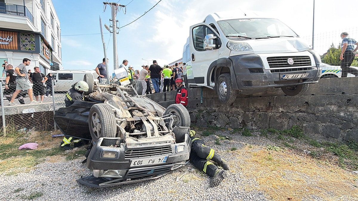 Tekstil işçilerini taşıyan servis minibüsü kaza yaptı: 3 yaralı