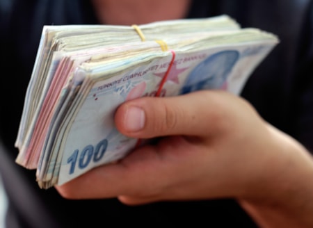 5 milyon liranın 32 günlük getirisi doktor maaşını solladıBankaların mevduat faiz oranlarında gerçekleşen güncellemelerin ardından yatırımcıların 32 günlük vade getirilerine olan ilgisi artıyor. Tasarruflarını Türk Lirası mevduat hesabında değerlendirmek isteyen vatandaşlar, bankaların sunduğu faiz