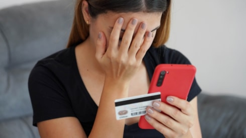 7 gün içinde itiraz etmeyen kredi kartı sahiplerinin maaşına haciz gelecekKredi kartı borcunu ödemekte zorlanan vatandaşlar için süreç adeta kabusa dönüşüyor. Asgari ödeme tutarını 3 ay boyunca yatırmayan borçlular, evlerine gelen tebligatı dikkate almazsa büyük mağduriyet yaşıyor. Tebligat ulaştıkt