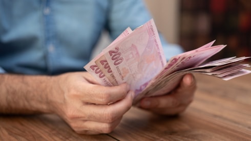 Bölgesel asgari ücret defteri yeniden açıldı"İstanbul ile Anadolu bir mi?" denilerek yeniden gündeme getirilen bölgesel asgari ücret tartışması iş dünyasını ikiye böldü. Peki, bölgesel ücret gerçekten çözüm mü yoksa büyük bir kaosun habercisi mi? Uzmanlar daha önce denenen ve grevlerle sonuçlanan ge