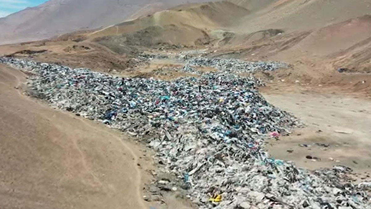 60 bin ton çölün ortasında öylece duruyor: Küçük bir dağ gibi