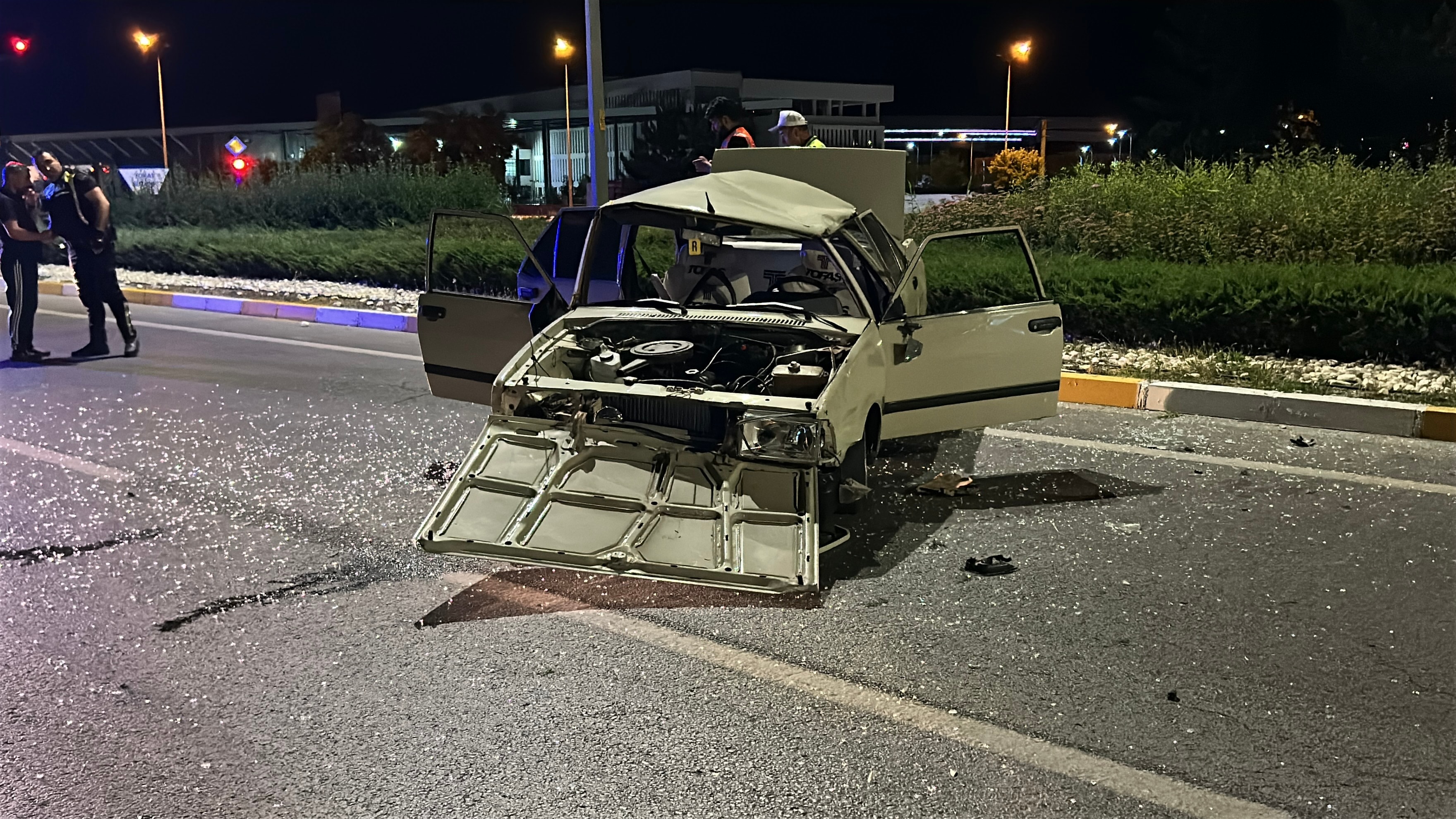 Karşı şeride dalan otomobil takla attı; 1'i ağır 3 yaralı