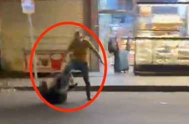 Taksicilerin durak anlaşmazlığı kavgası: Tekme ve yumruklar havada uçuştu