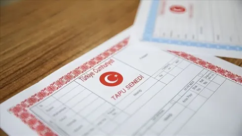 Ev ve arsa alıp satacaklar dikkat! Bu kritik adımı atlayan satış yapamayacakTicaret Bakanlığı, taşınmaz alım satımında dolandırıcılığı önlemek ve ödeme süreçlerini teminat altına almak amacıyla devreye alacağı Güvenli Ödeme Sistemi’nin zorunlu başlama tarihini 1 Ekim 2026’ya erteledi.