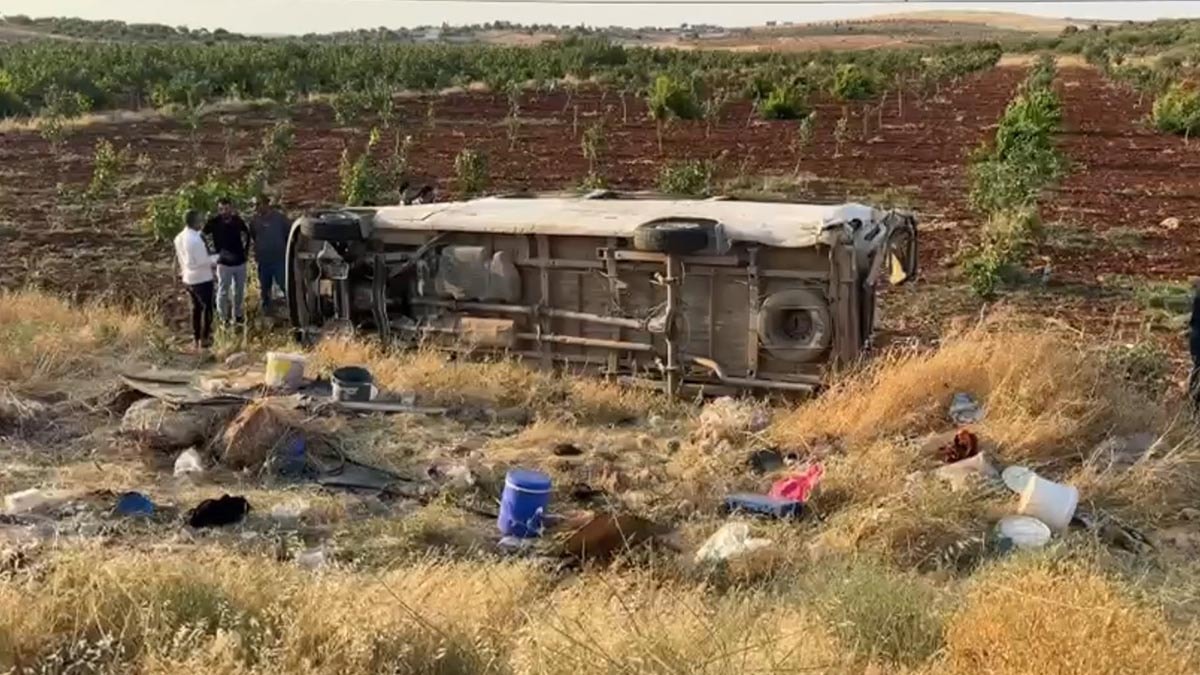 Şanlıurfa'da tarım işçilerini taşıyan minibüs devrildi: 22 kişi yaralandı