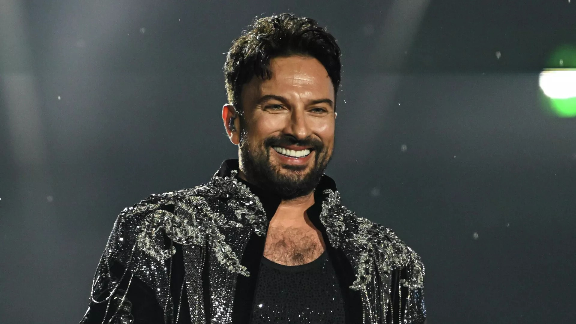 Tarkan saçlarını kısacık kestirdi; yeni imajına yorum yağdı