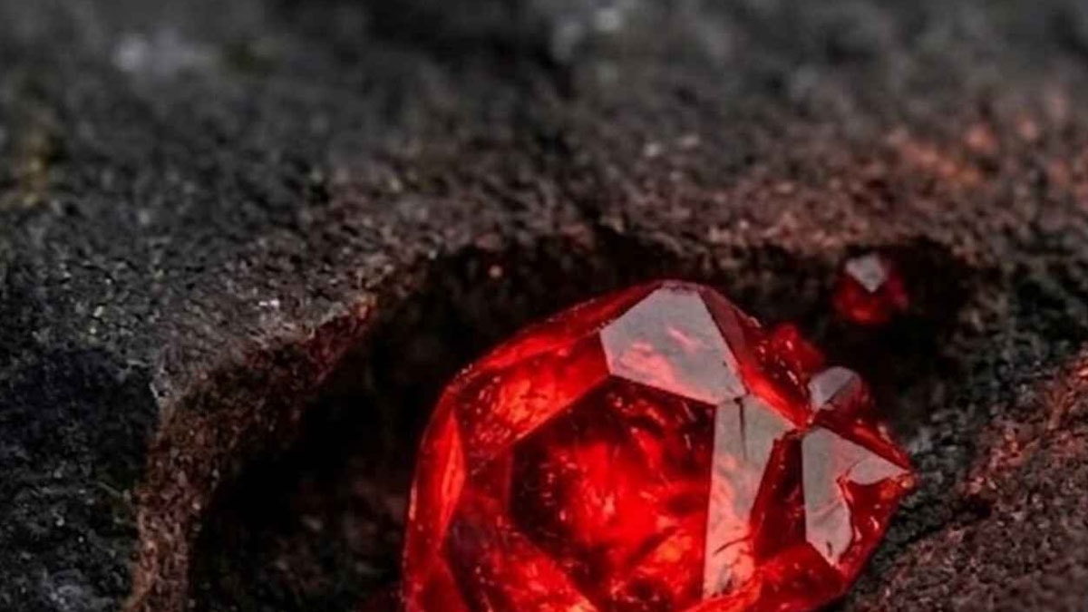 Kaya parçasının içinden servet değerinde bir taş çıktı