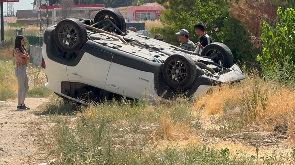 TIR'ın patlayan lastiği, faciaya neden oluyordu: 3'ü çocuk, 8 yaralı