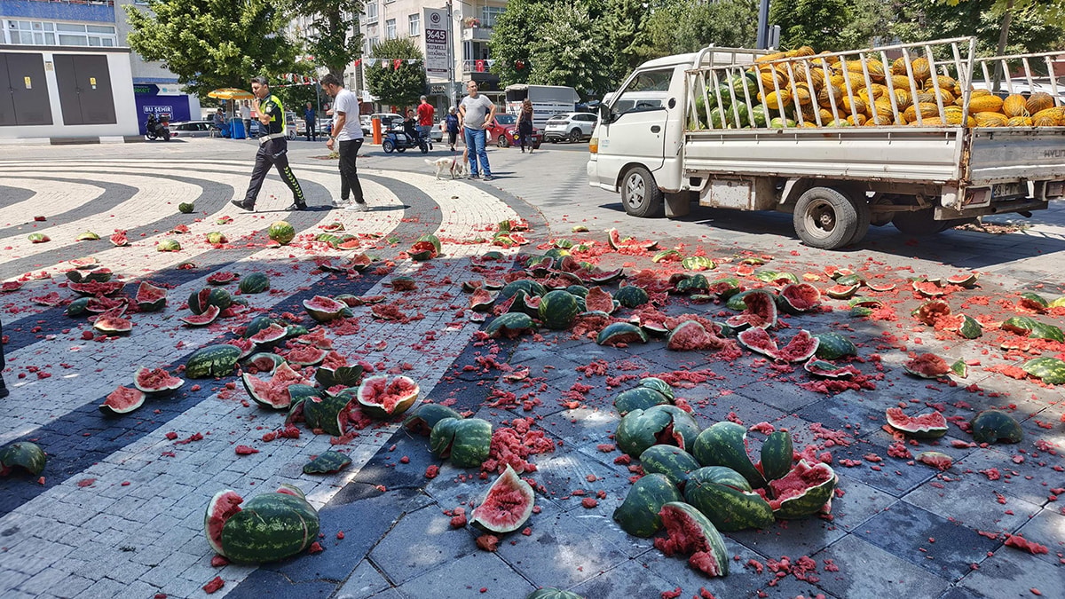 Satışına izin verilmeyen karpuzları belediye önünde parçaladı