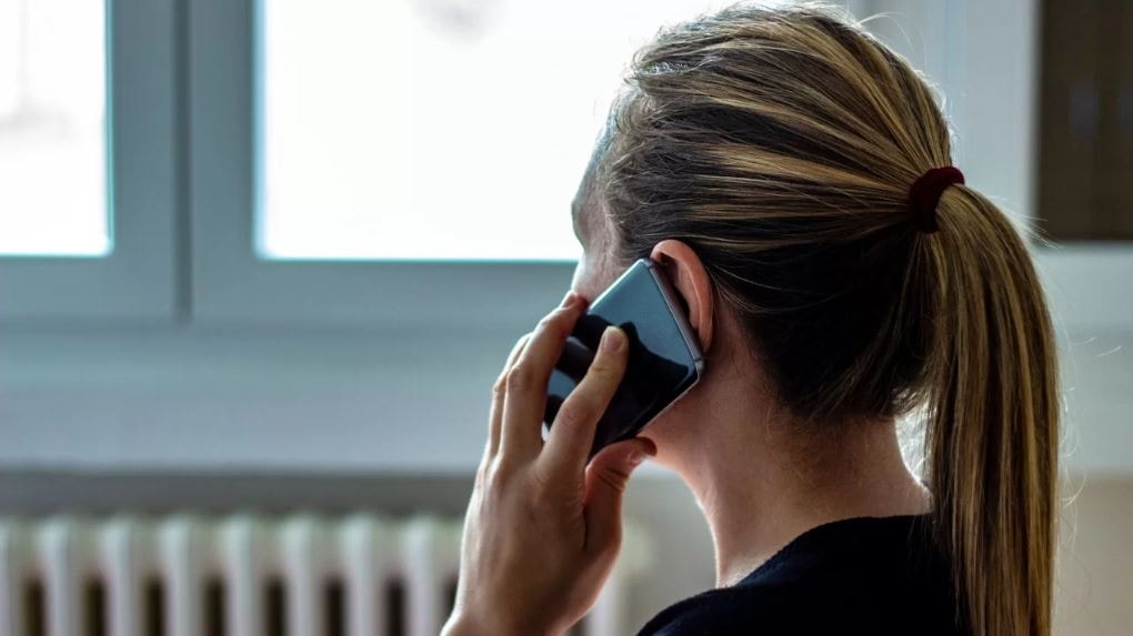 Psikologlar telefonda konuşurken neden hepimizin o hareketi yaptığını açıkladı