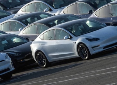 Aracını internete koyduğu fiyat yüzünden 325 bin lira ceza yediTicaret Bakanlığı, bir vatandaşın ihbarı üzerine harekete geçerek ikinci el Tesla Model Y aracını üretici firmanın güncel sıfır liste fiyatının üzerinde bir bedelle çevrim içi ilana koyan satıcıya 325 bin TL idari para cezası kesti.