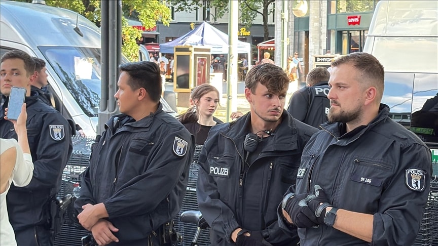 Tartıştığı kasiyerin boğazına bıçağı dayadı: Polis elinden 11 saat sonra alabildi