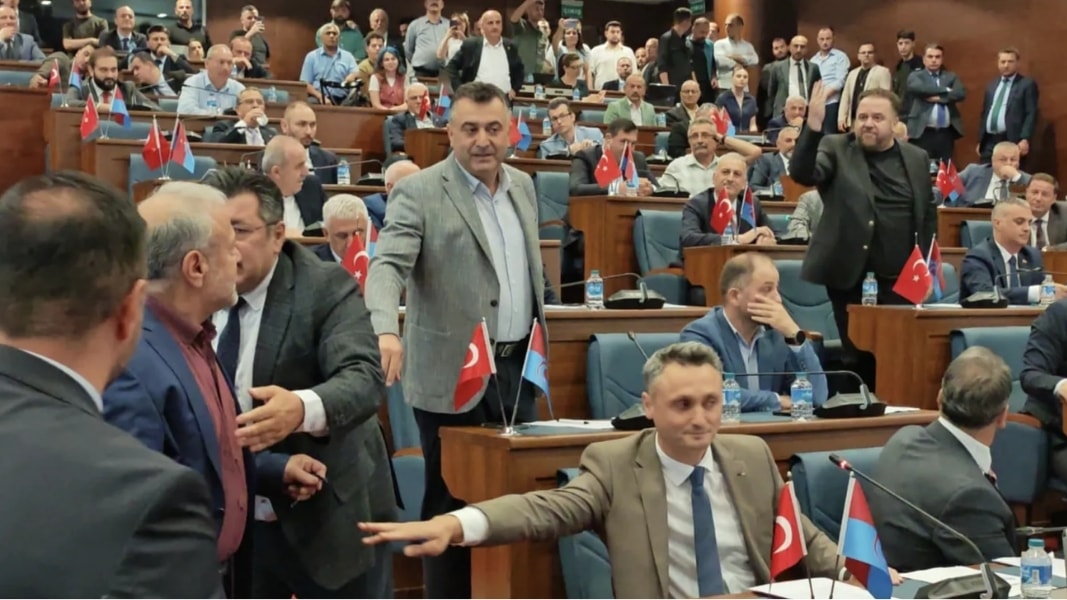 Belediye meclisinde 'özür' krizi: CHP Grubu toplantıyı terk etti