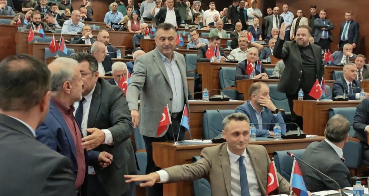 Büyükşehir belediye meclisinde 'özür' krizi: CHP grubu toplantıyı terk etti