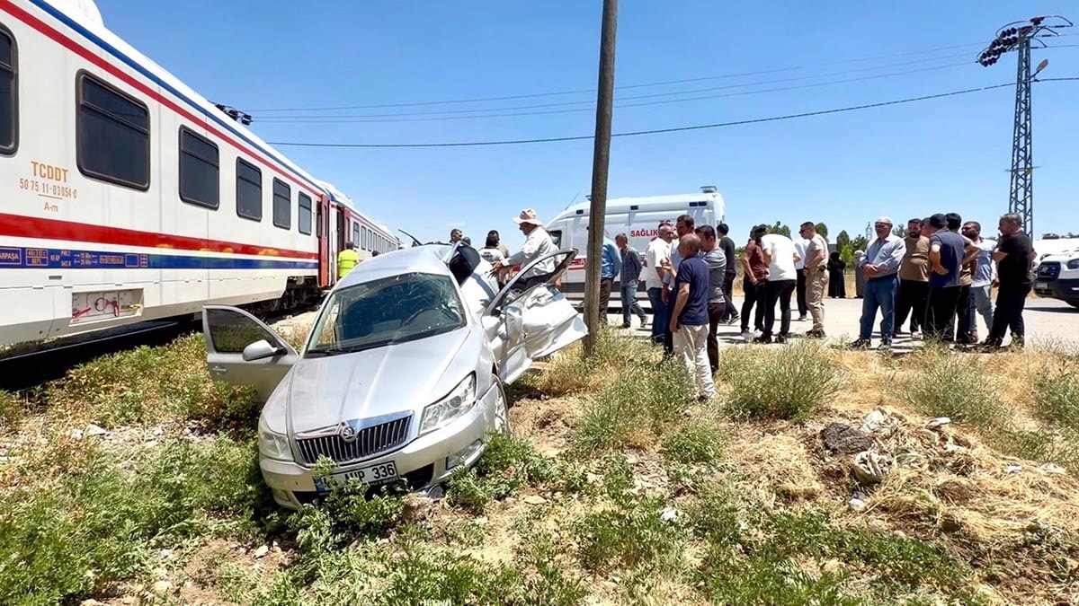 Tren, hemzemin geçitte otomobile çarptı: 3 yaralı