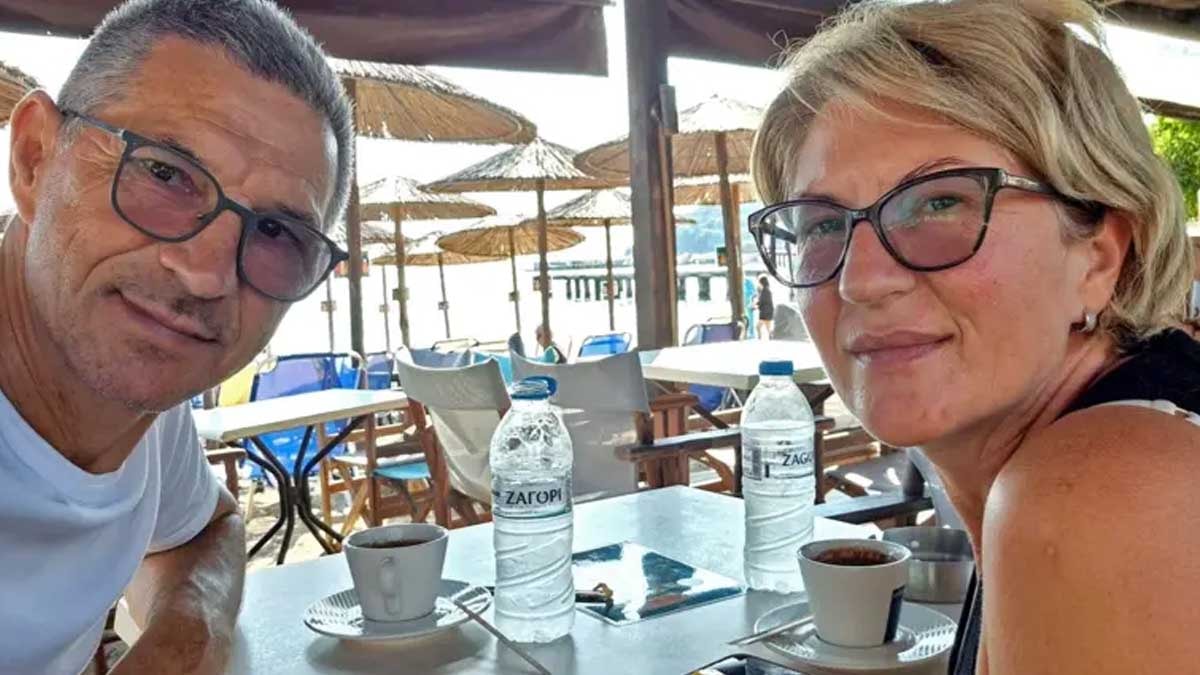 Havada kırılan pencereden dışarı çekilen yolcuyu eşi bacaklarından tutarak kurtardı